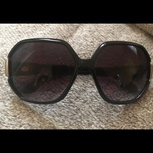 Black round sunglasses